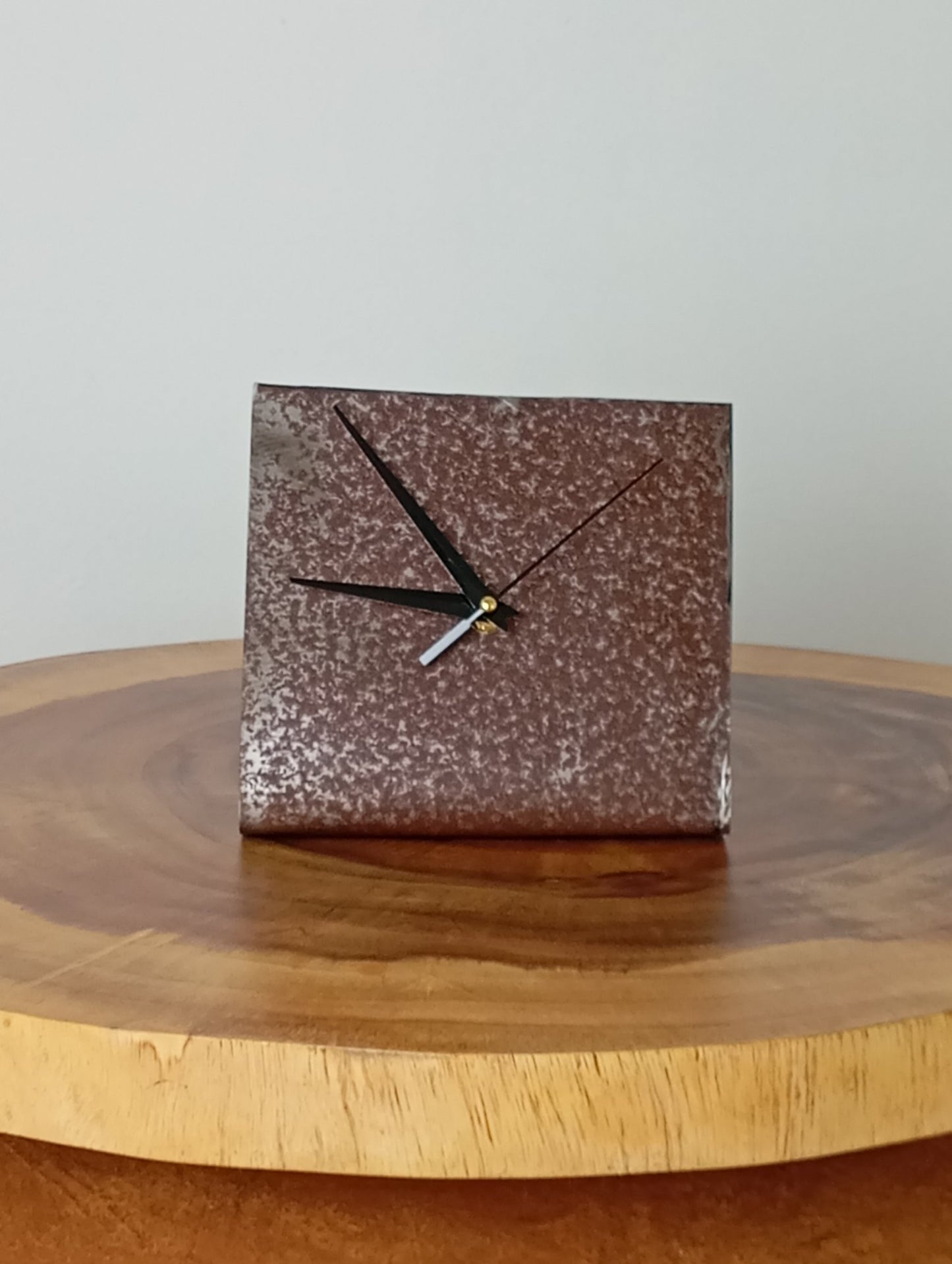 Unusual Clock Metal Stylish Desk Clock นาฬิกาตั้งโต๊ะโลหะ