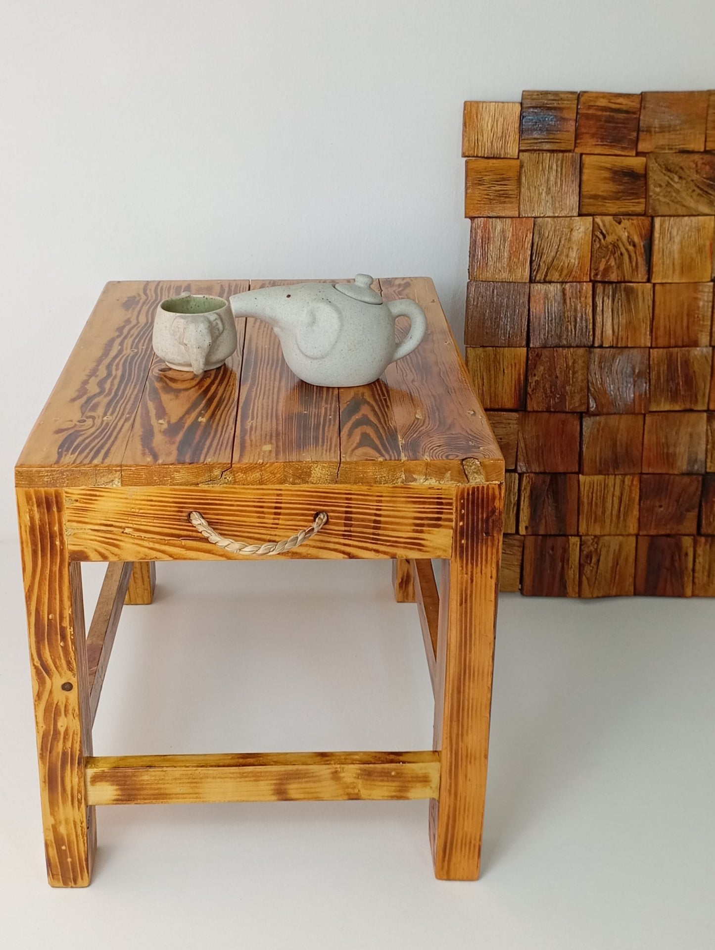 Coffee Table with Rattan Handles โต๊ะกาแฟไม้สนสไตล์รัสติก พร้อมหูจับหวายตกแต่ง
