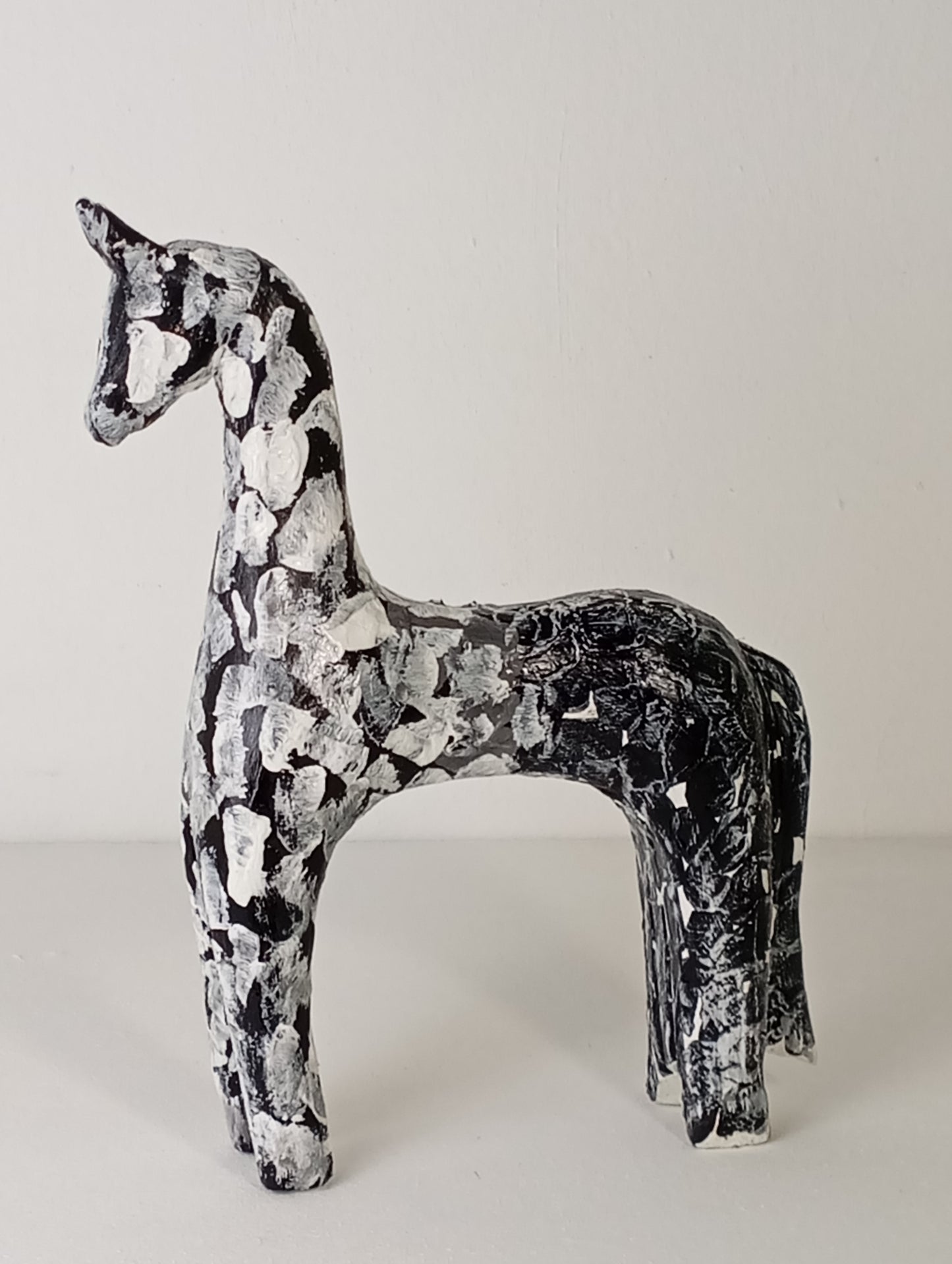 Wooden Horse Figurine in Black and White Style รูปปั้นม้าไม้สไตล์ขาวดำ