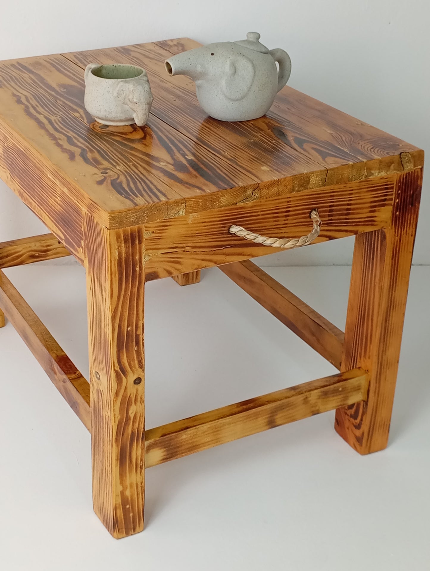 Coffee Table with Rattan Handles โต๊ะกาแฟไม้สนสไตล์รัสติก พร้อมหูจับหวายตกแต่ง