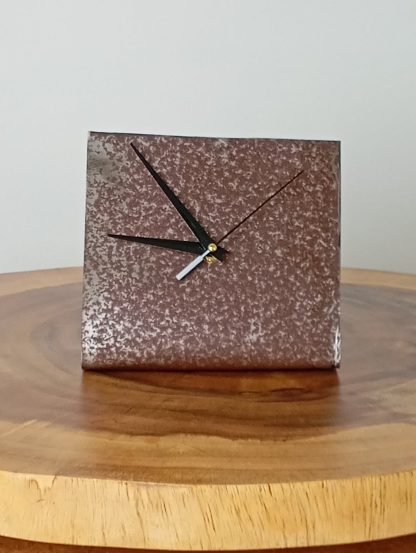 Unusual Clock Metal Stylish Desk Clock นาฬิกาตั้งโต๊ะโลหะ