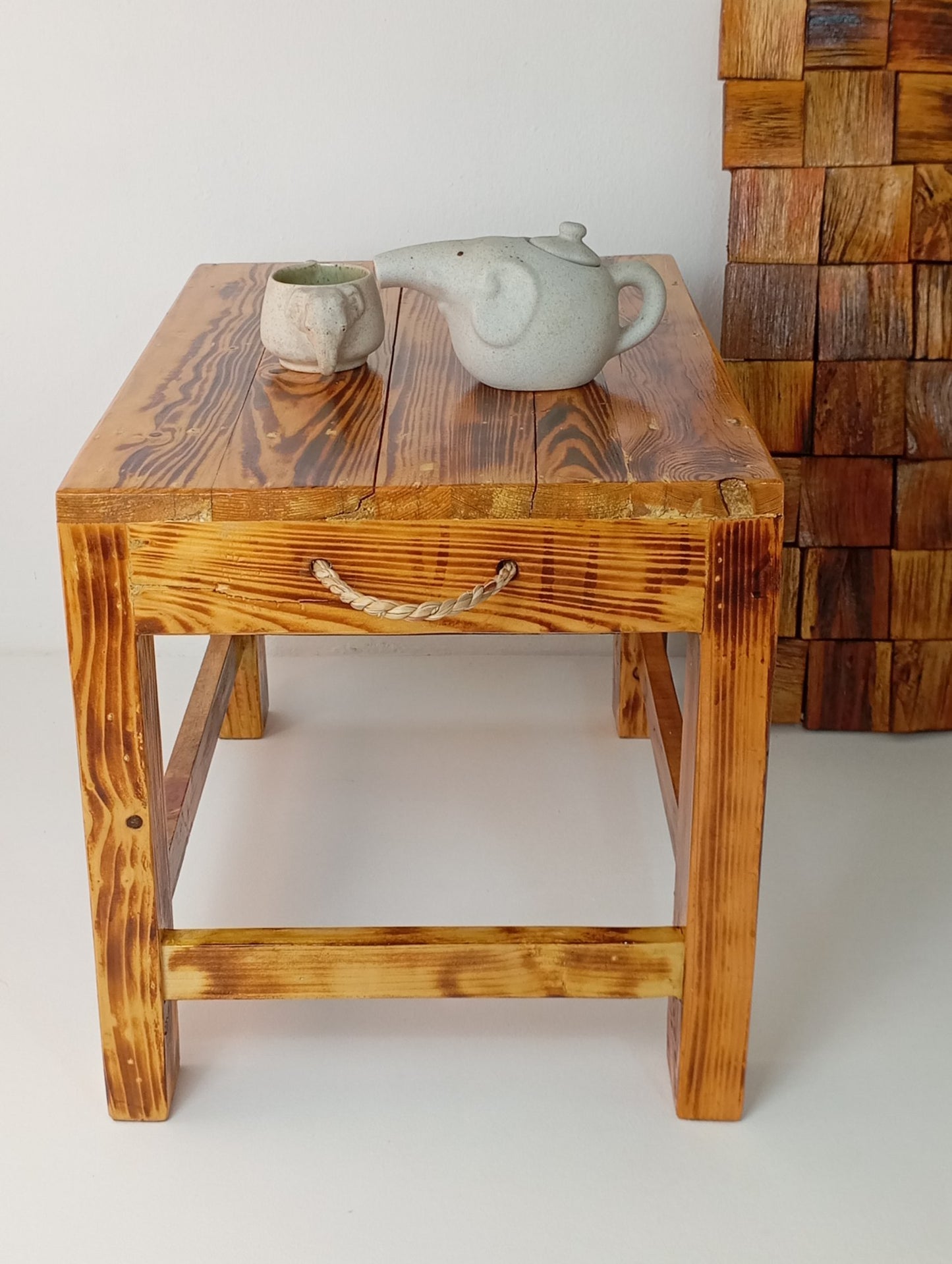 Coffee Table with Rattan Handles โต๊ะกาแฟไม้สนสไตล์รัสติก พร้อมหูจับหวายตกแต่ง