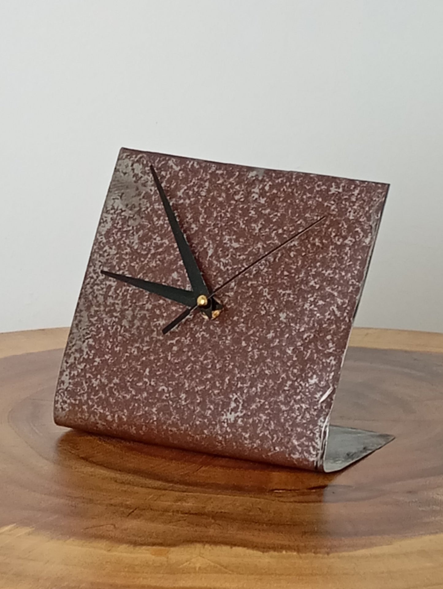 Unusual Clock Metal Stylish Desk Clock นาฬิกาตั้งโต๊ะโลหะ