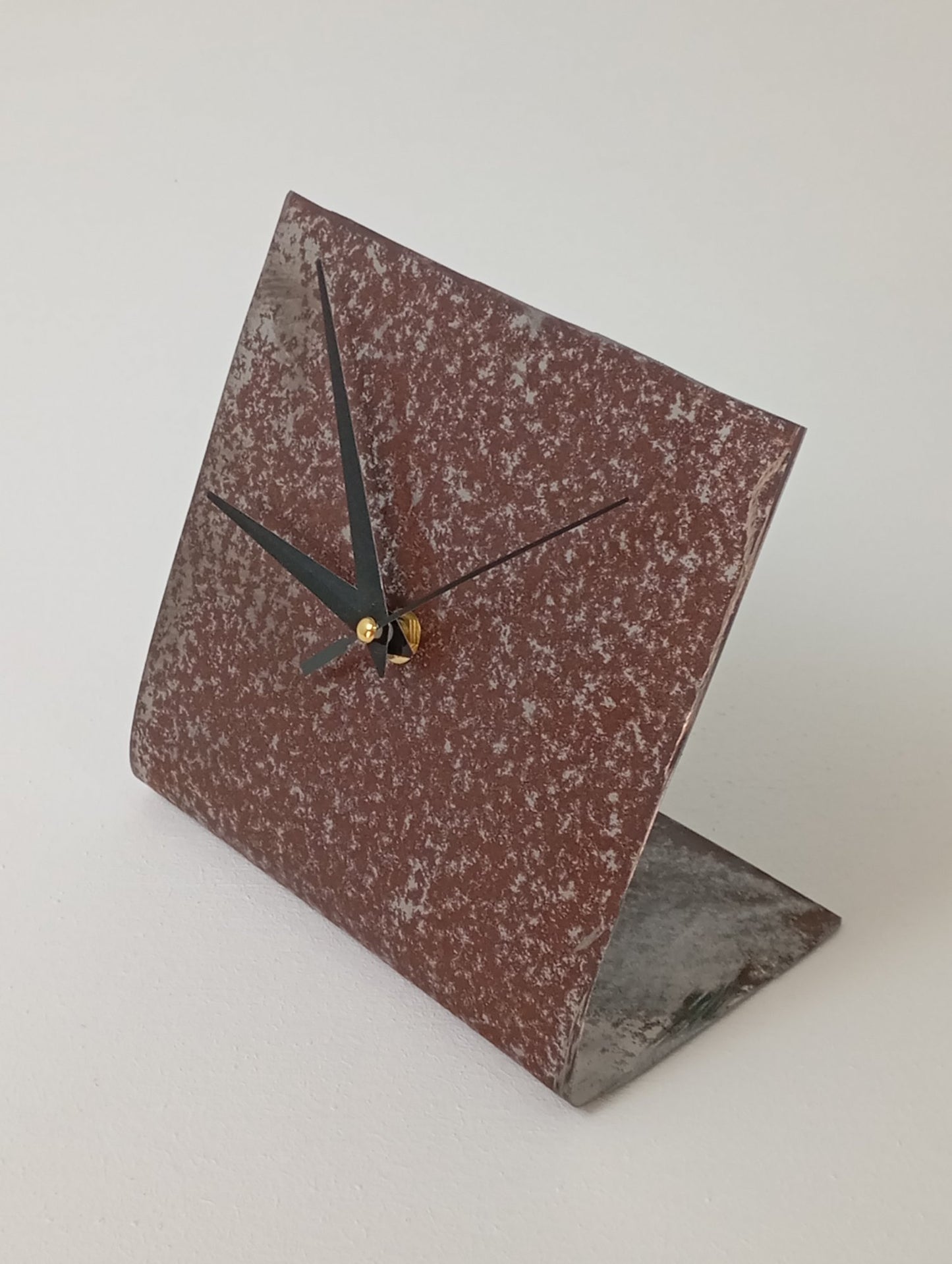 Unusual Clock Metal Stylish Desk Clock นาฬิกาตั้งโต๊ะโลหะ