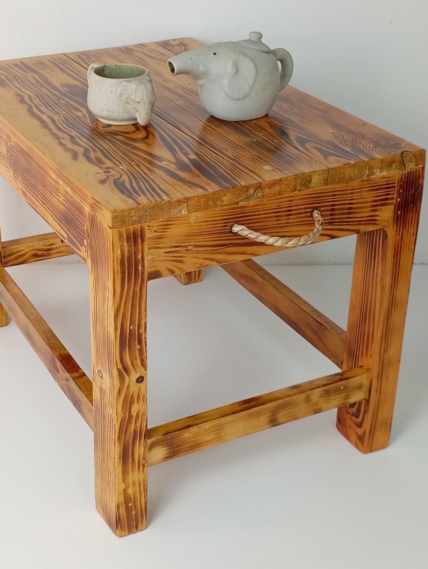 Coffee Table with Rattan Handles โต๊ะกาแฟไม้สนสไตล์รัสติก พร้อมหูจับหวายตกแต่ง