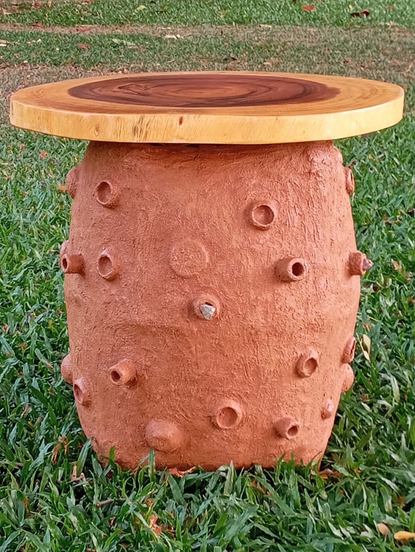 Coffee Table Art "Gem-Powered Vessel" โต๊ะกาแฟ “ยานอัญมณี”