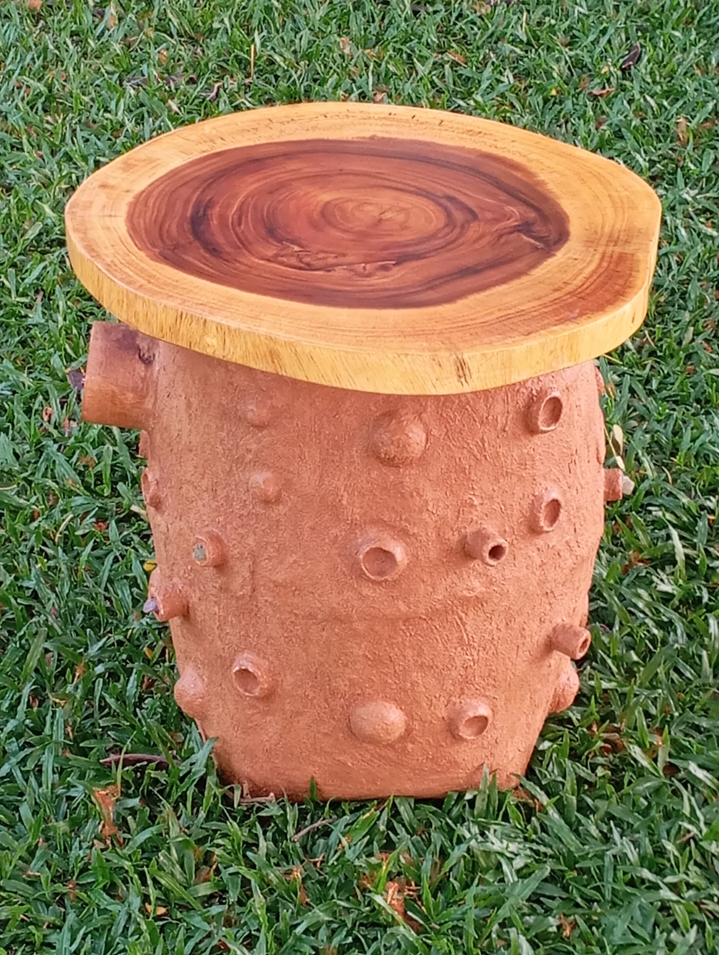 Coffee Table Art "Gem-Powered Vessel" โต๊ะกาแฟ “ยานอัญมณี”