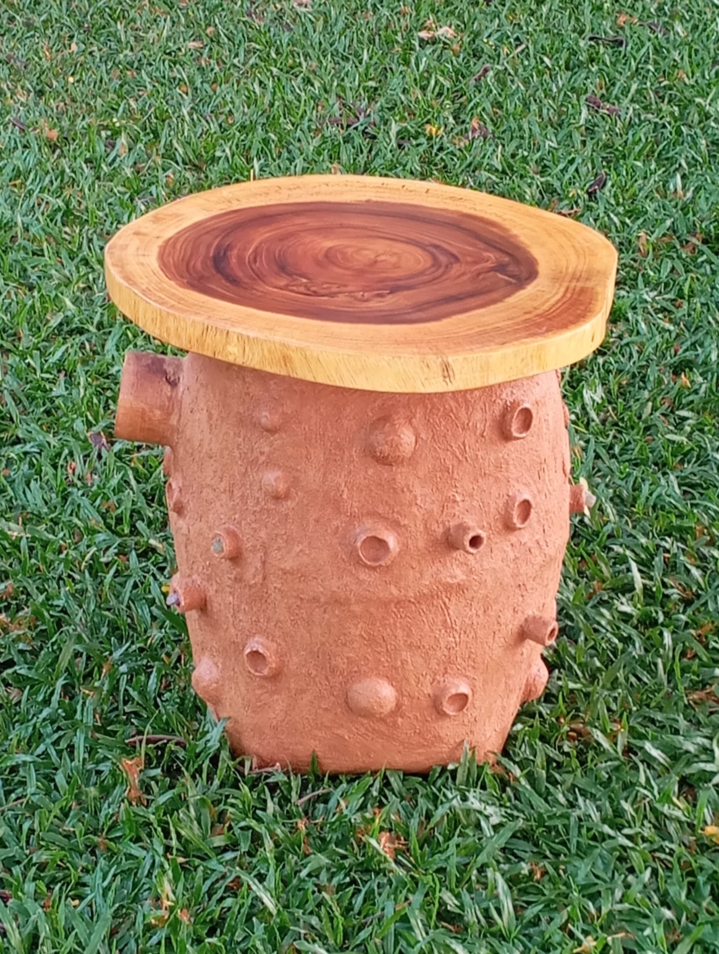 Coffee Table Art "Gem-Powered Vessel" โต๊ะกาแฟ “ยานอัญมณี”