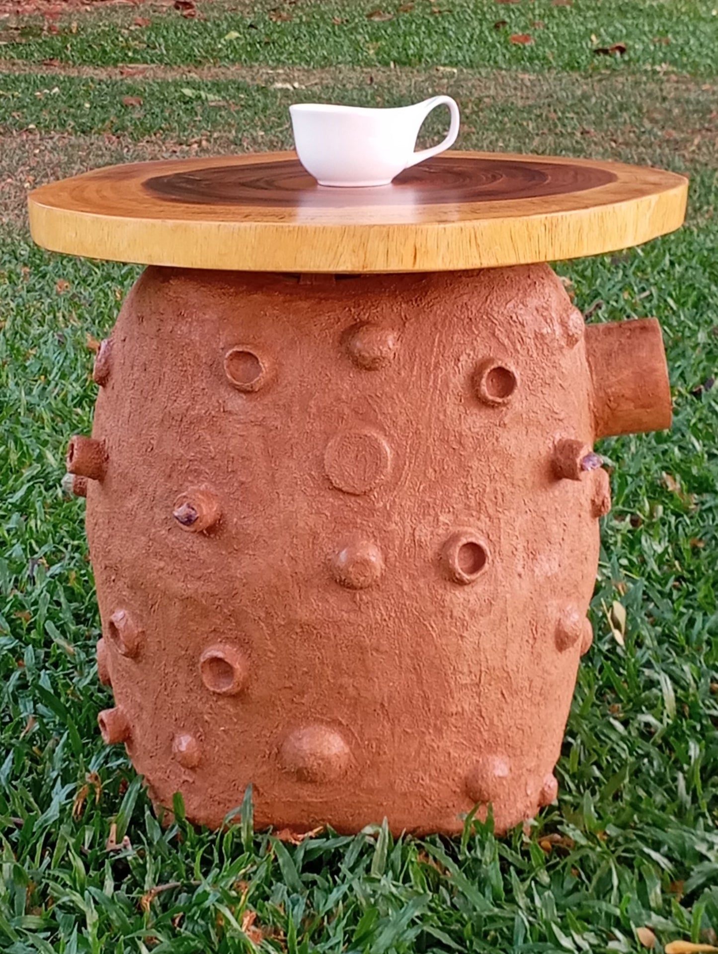 Coffee Table Art "Gem-Powered Vessel" โต๊ะกาแฟ “ยานอัญมณี”